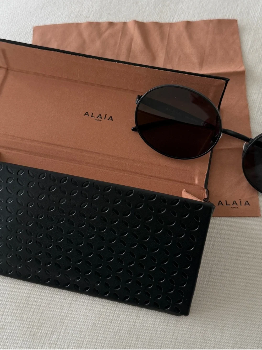ALAÏA AA0016S 001 Oval Black Metal Sunglasses 57-20-140 + Case & Cloth